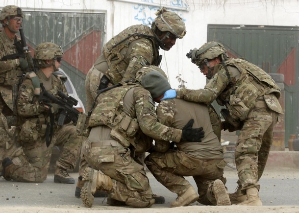 Một binh sỹ bị chấn thương phần mền, vẫn có thể đi lại. Trong khi đó các binh sỹ còn lại sử dụng vũ khí cá nhân cảnh giác và bảo vệ đồng đội tại hiện trường.